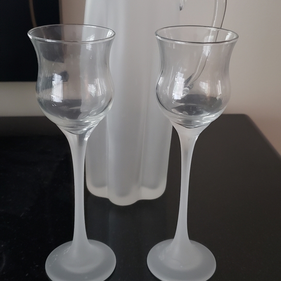 Frosted glass pitcher and 2 glasses or vases - Picture 6 of 8